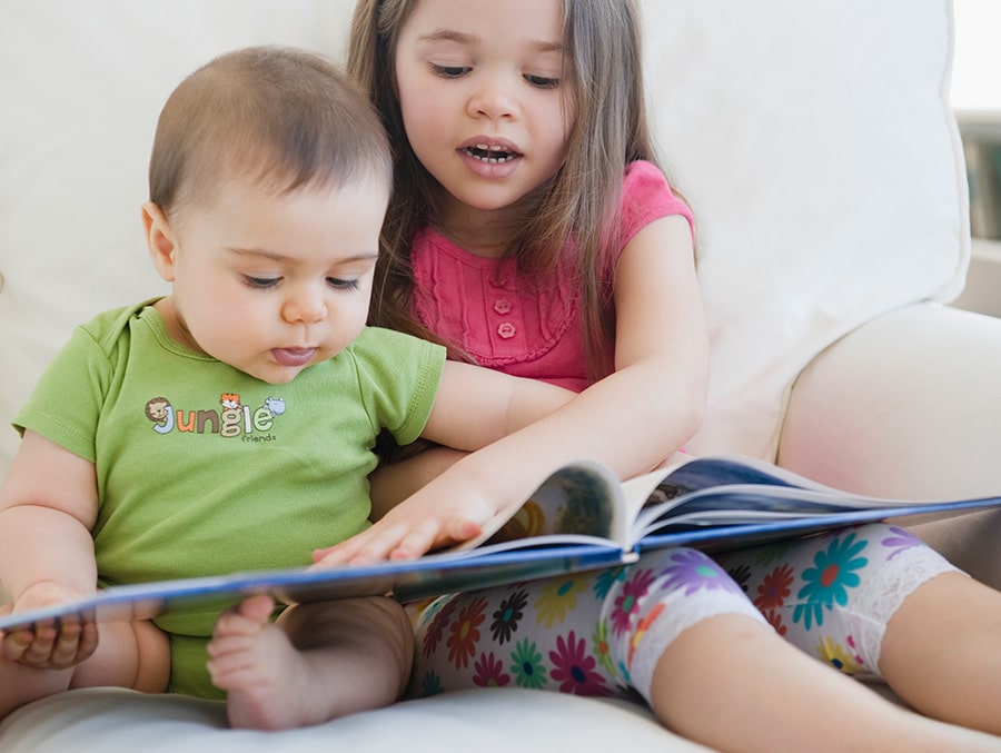 1歲以上的幼兒可以進行更多親子共讀中的活動，例如回答問題、遊玩機關書等