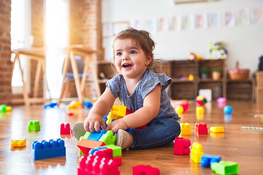 當孩子邁入幼童階段，感覺統合遊戲可促使孩子進行腦力激盪，幫助提升孩子的邏輯思考能力。