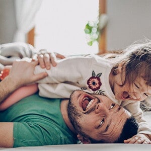 8種親子遊戲推薦：0-5歲幼兒這樣互動，簡單有趣玩出學習力！